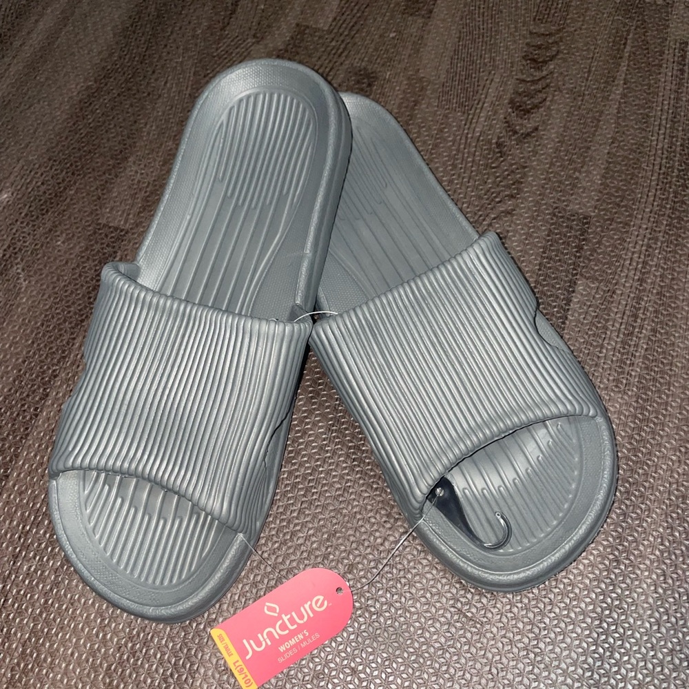 🔥 3/$25 Women’s Grey Slides 🔥